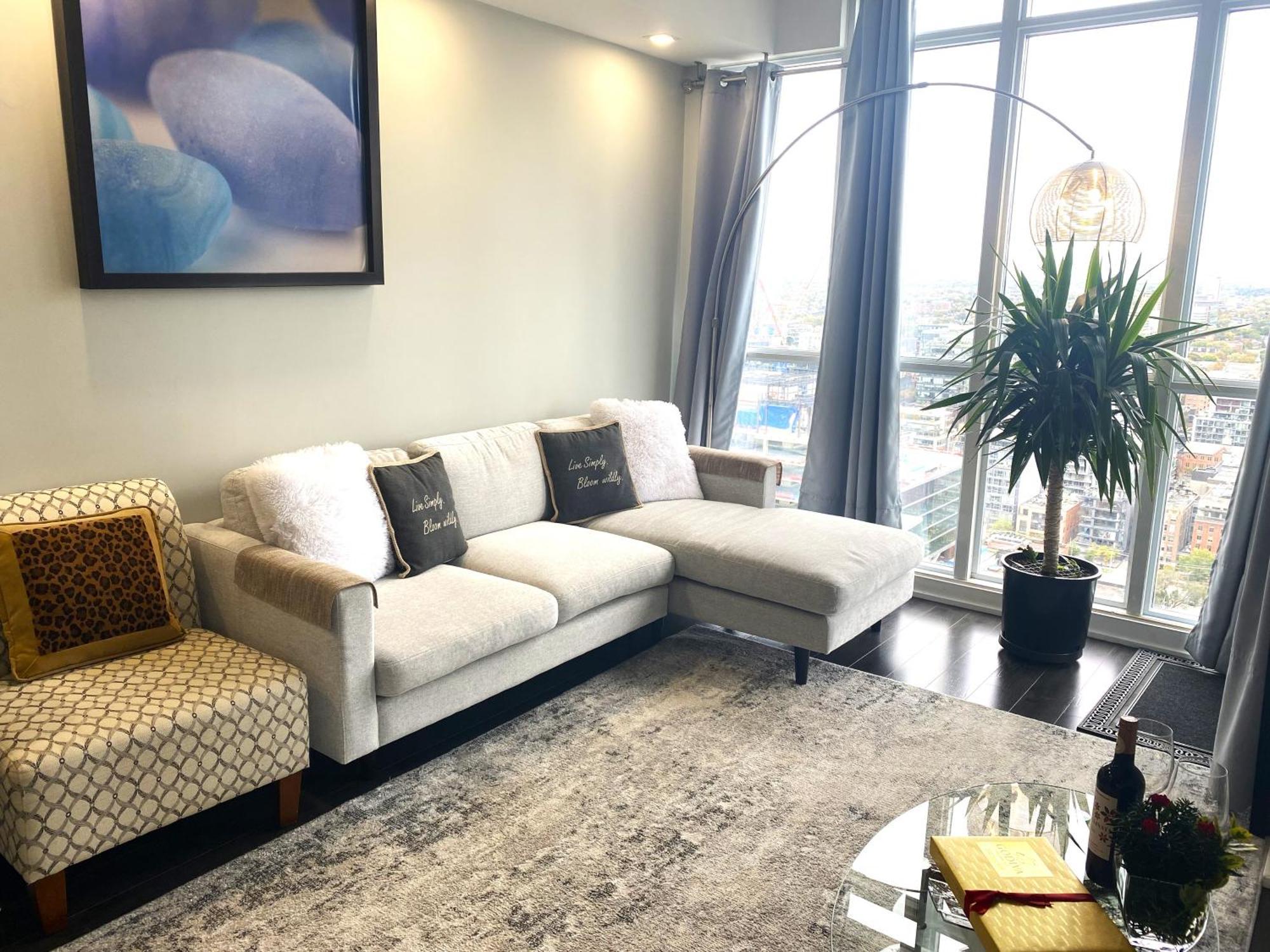 Tvhr - Luxury Condos In Heart Of Downtown Торонто Экстерьер фото