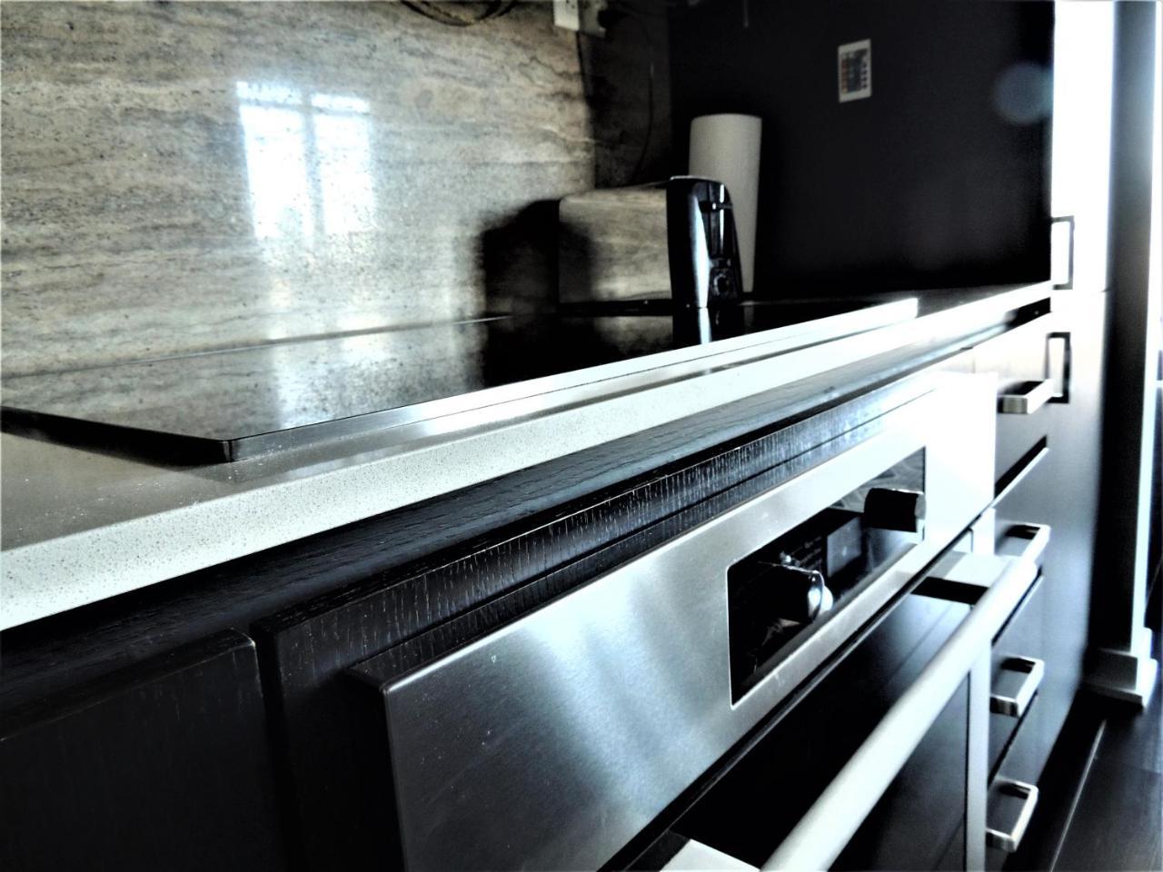 Tvhr - Luxury Condos In Heart Of Downtown Торонто Экстерьер фото