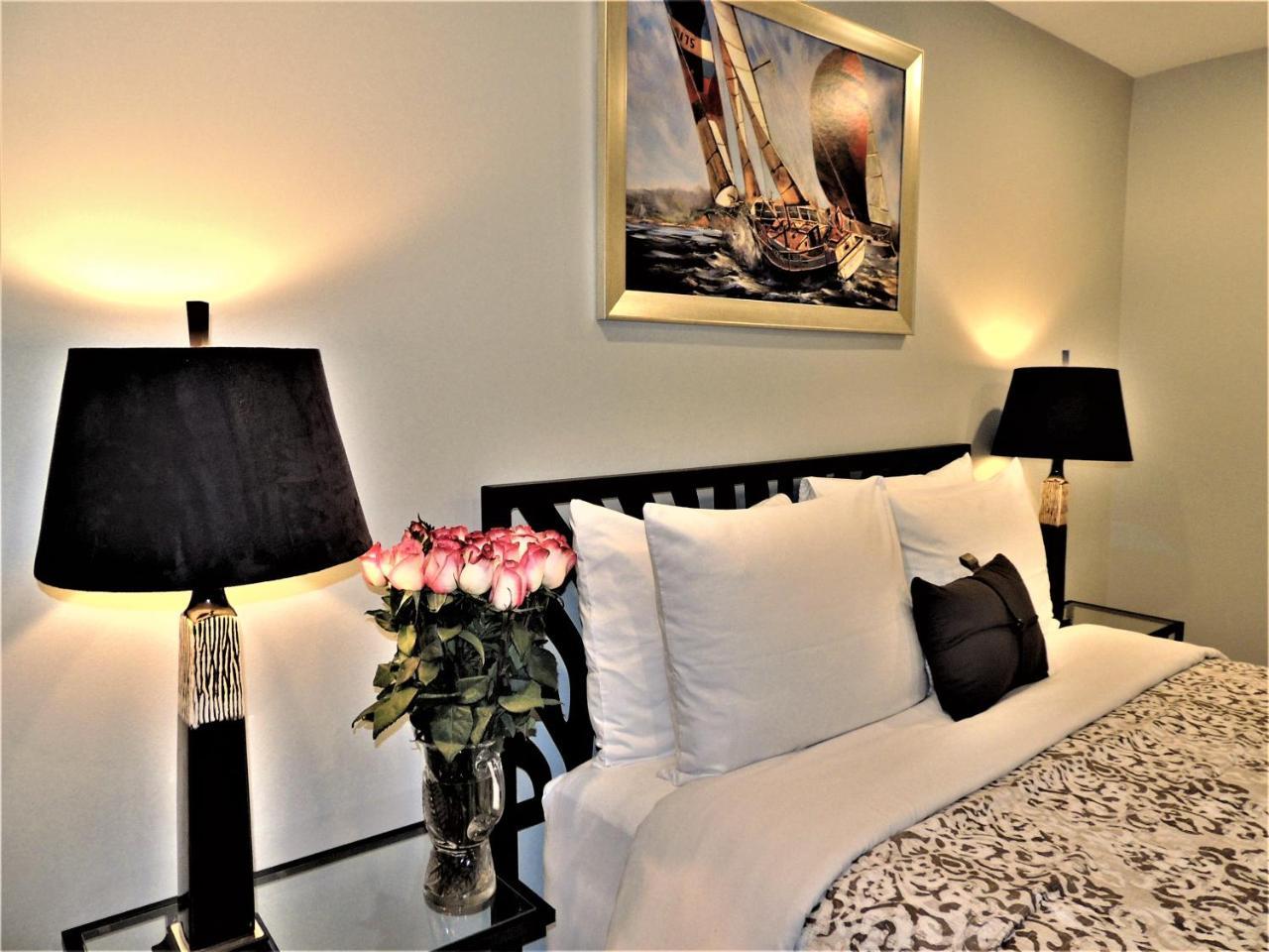 Tvhr - Luxury Condos In Heart Of Downtown Торонто Экстерьер фото