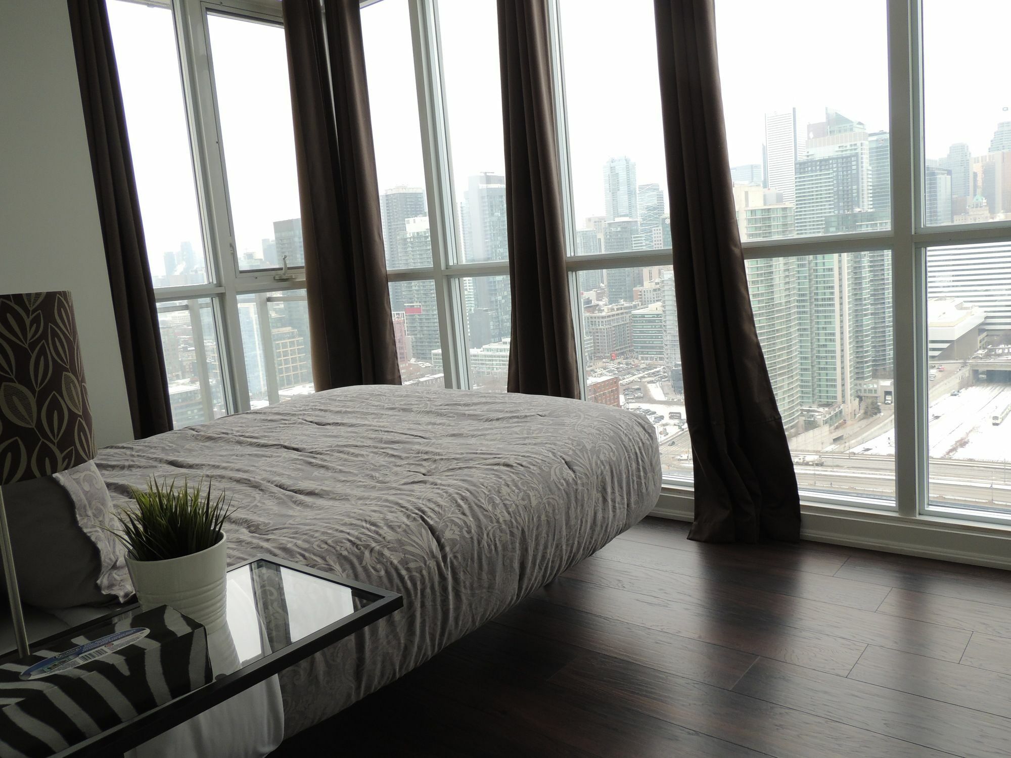 Tvhr - Luxury Condos In Heart Of Downtown Торонто Экстерьер фото